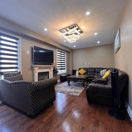 Spacious Detached In แบรมพ์ตัน ภายนอก รูปภาพ