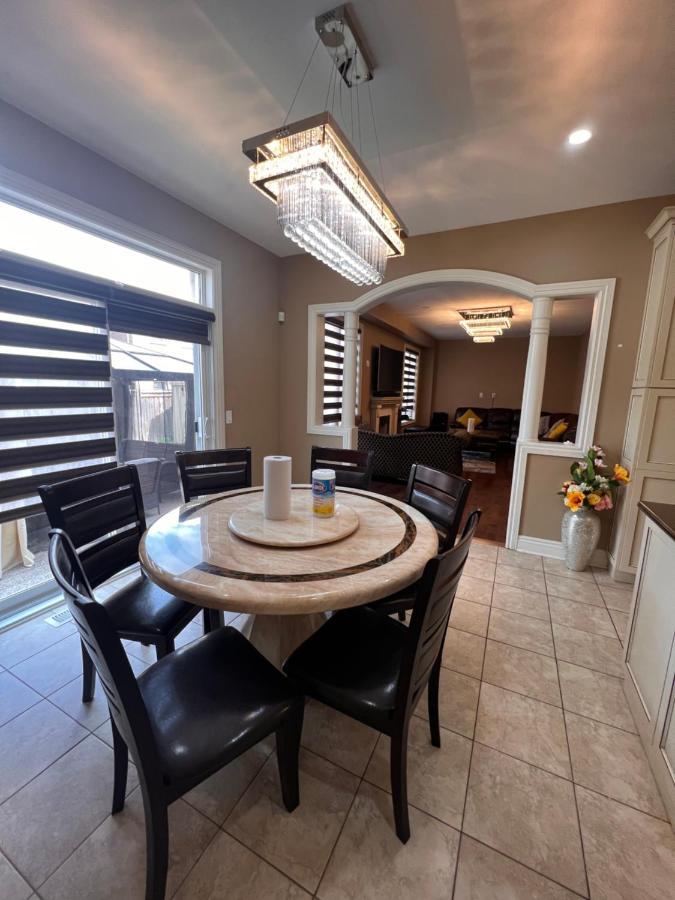 Spacious Detached In แบรมพ์ตัน ภายนอก รูปภาพ