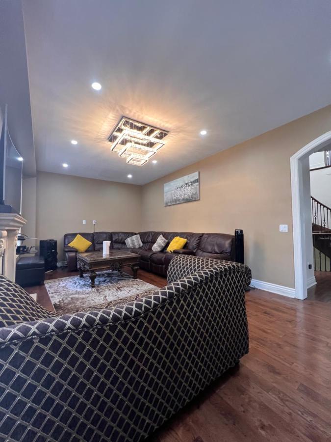 Spacious Detached In แบรมพ์ตัน ภายนอก รูปภาพ