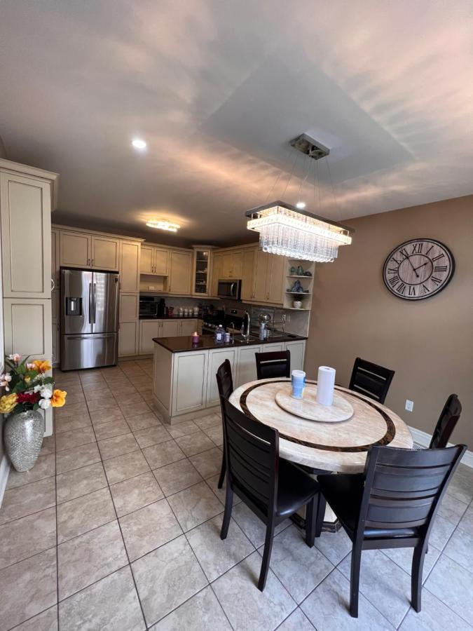 Spacious Detached In แบรมพ์ตัน ภายนอก รูปภาพ